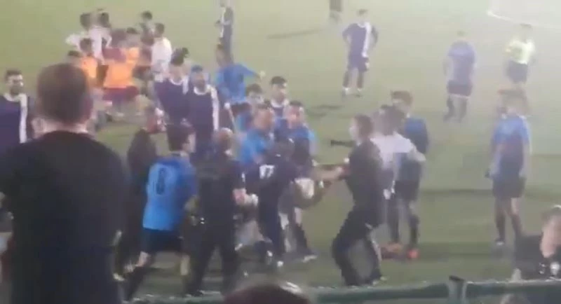 Amatör maçta tekme ve yumruklar havada uçuştu
