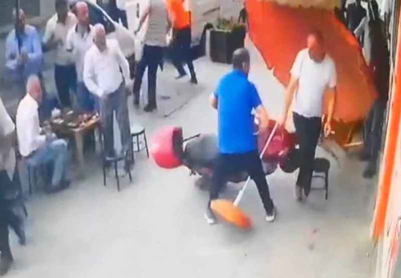 İki gün önce aldığı motosikletin gaz ile frenini karıştırınca çay ocağına daldı
