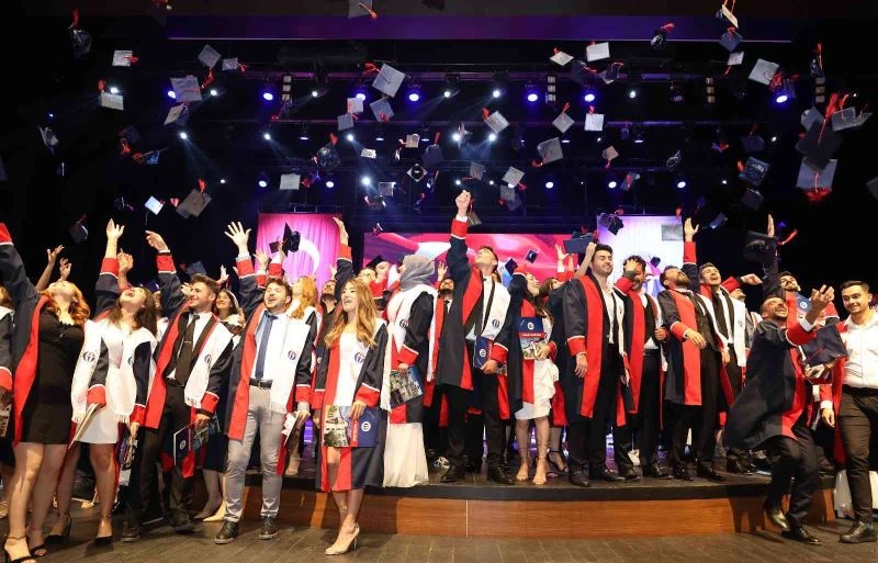 Genç hukukçular mezuniyet sevinci yaşadı
