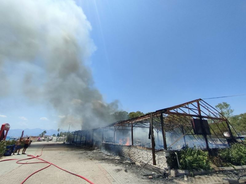 Antalya’da plaj işletmesinde korkutan yangın
