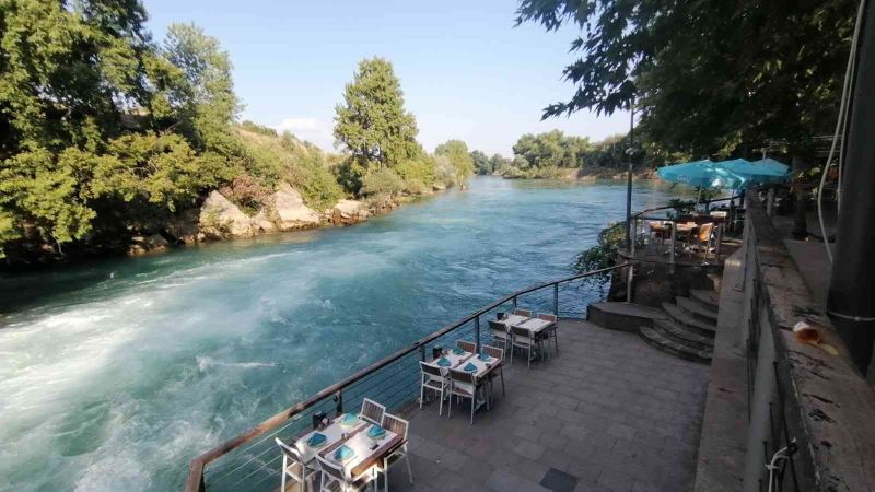 Şelaleye atlayan alkollü şahsı özel güvenlik ve itfaiye kurtardı
