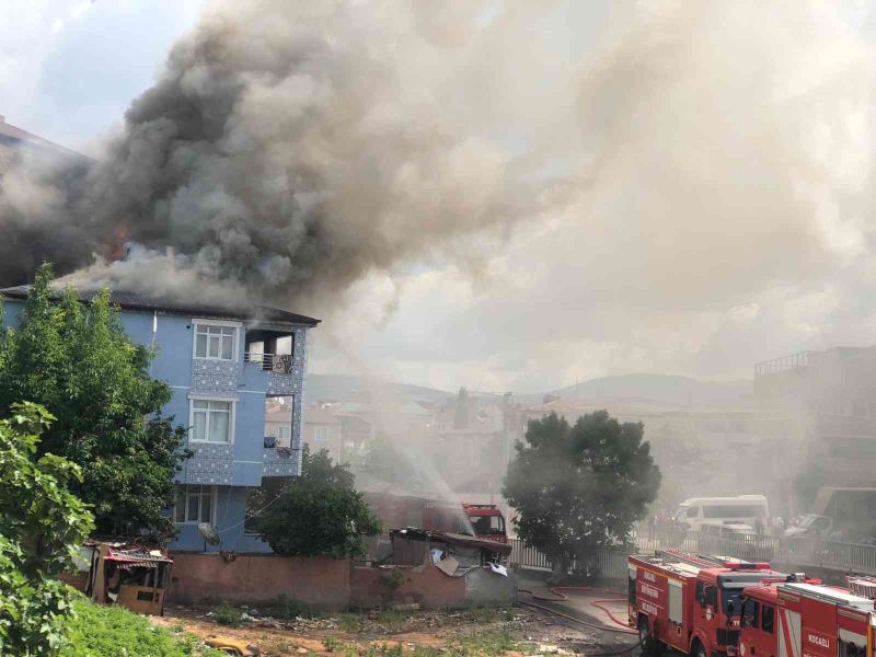 Elektrik tesisatından çıkan yangın binayı sardı, ev sahibi yaralandı
