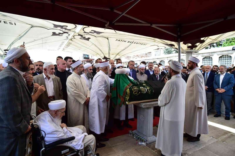 Mahmut Ustaosmanoğlu son yolculuğuna uğurlandı: Törene binlerce kişi katıldı
