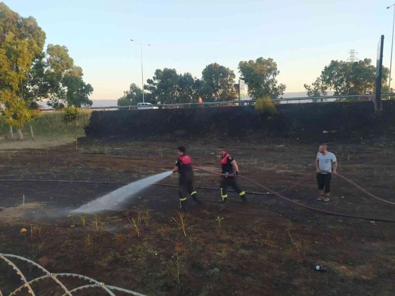 Otoban kenarındaki arazi yangını panikletti

