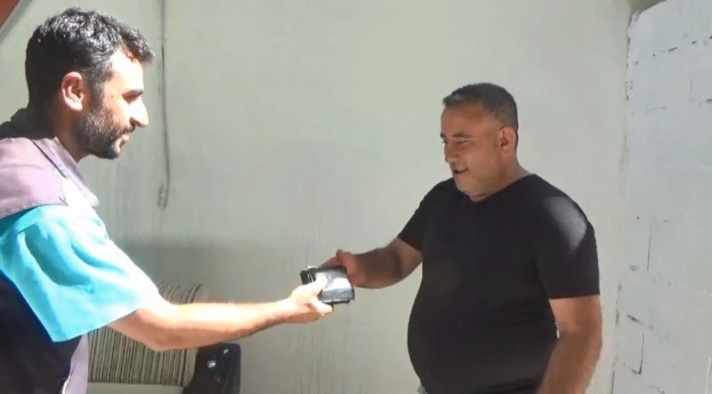 Temizlik işçisi yerde bulduğu 3 bin euroyu sahibine teslim etti
