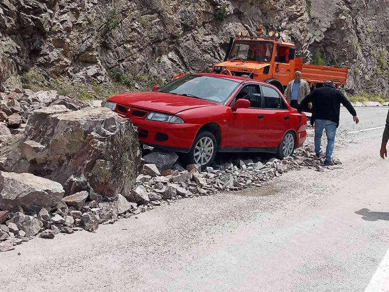 Yamaçtan kopan kayalar karayoluna düştü, bir otomobil faciadan saniyelerle kurtuldu
