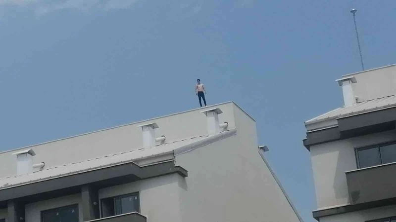 İşten çıkarılan otel çalışanı personel lojmanının çatısına çıktı
