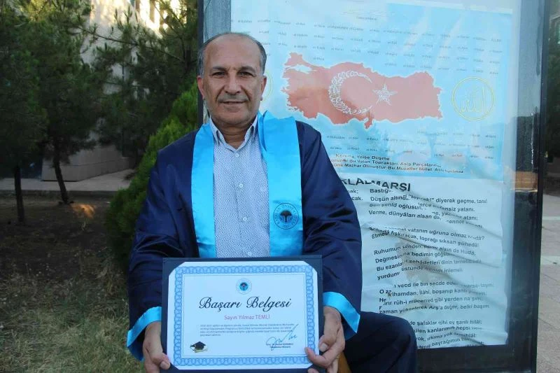 Eğitim engel tanımıyor, 60 yaşında mezun oldu
