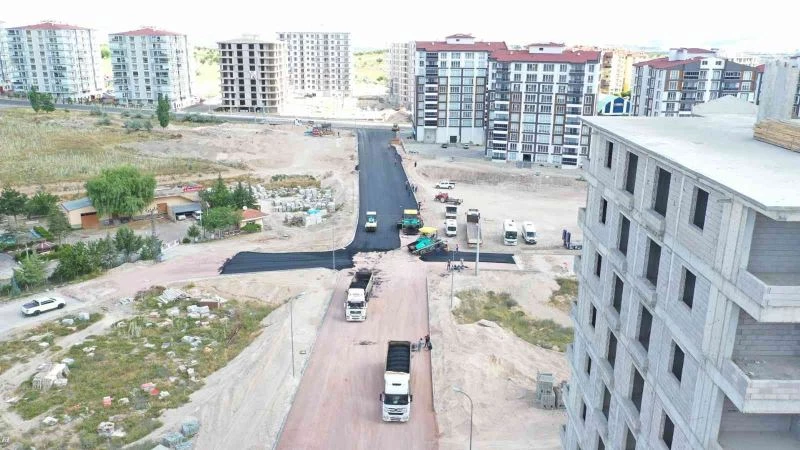 Alt yapı yenileme çalışmaları tamamlanan caddelerde sıcak asfalt serimi başlandı
