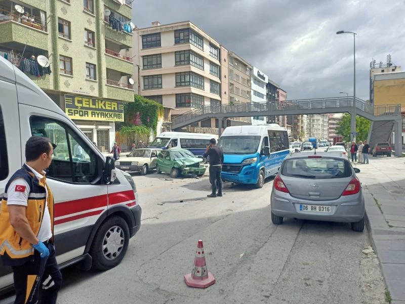 Başkentte dolmuş ile otomobil kafa kafaya çarpıştı
