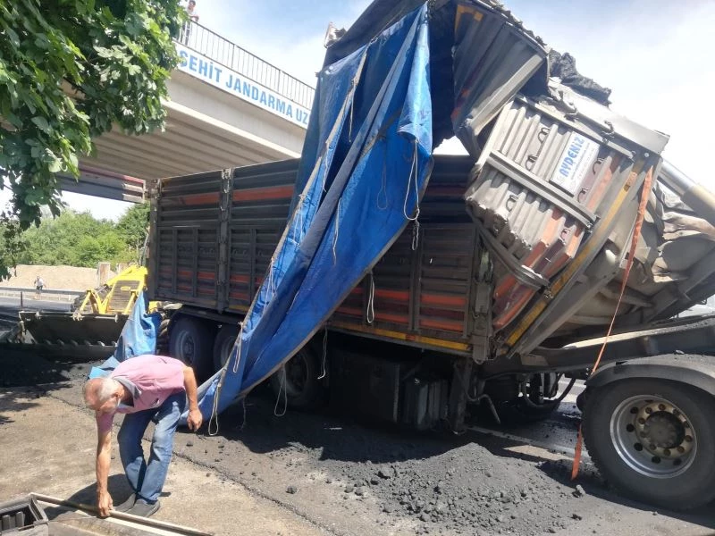 Römork açıldı, kaza kaçınılmaz oldu
