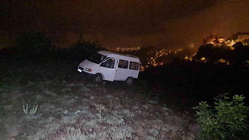 (Özel) Araçları uçurumun kenarında mahsur kalan gençleri ekipler kurtardı
