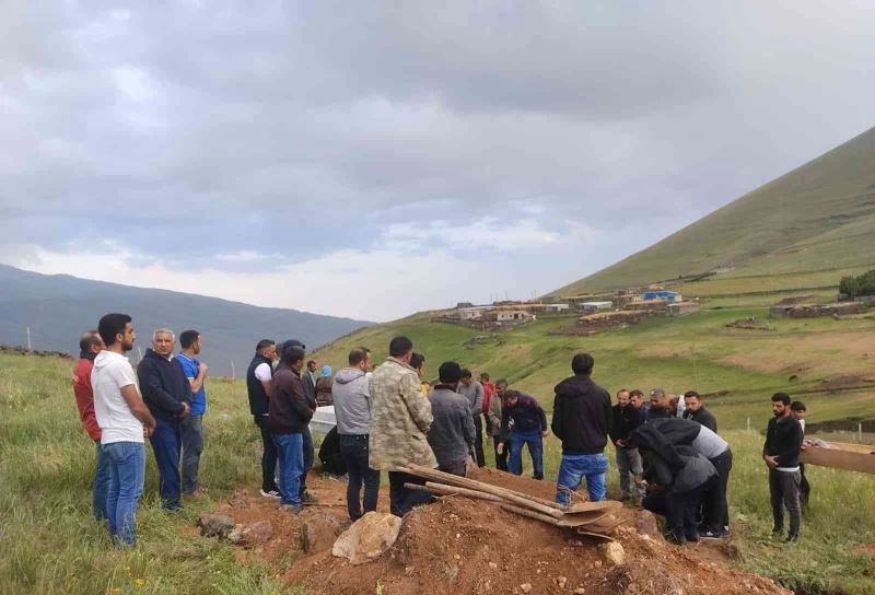 Hayvanlarını otlatırken sara krizi geçirerek vefat eden kişi gözyaşları içinde toprağa verildi
