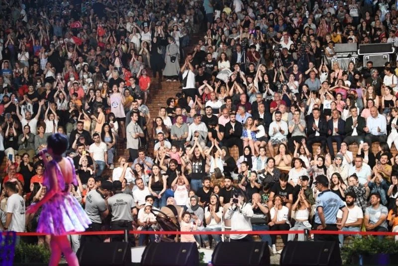 Aydilge, doğum gününü Esenyurt’ta binlerce kişiyle kutladı
