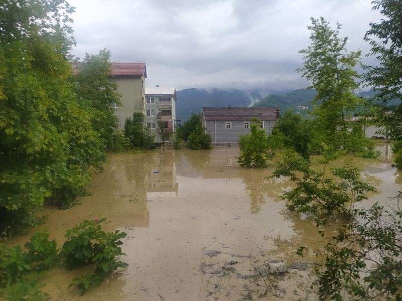 Çökme tehlikesiyle karşı karşıya kalan köprü trafiğe kapatıldı
