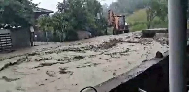 Karabük’te taşan dereler evler için tehlike oluşturuyor
