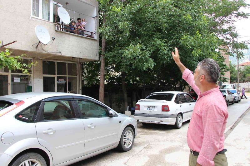 Düşerken apartman görevlisine çarparak ölümden dönen bebek taburcu oldu
