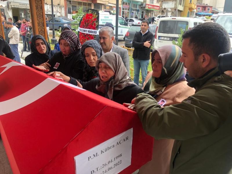 Astsubay sevgilisi tarafından silahla öldürülen polis Kübra Açar son yolculuğuna uğurlandı
