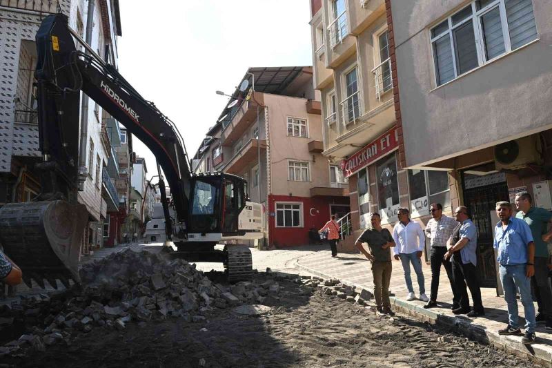 Çınarlı Caddesi sil baştan yenileniyor
