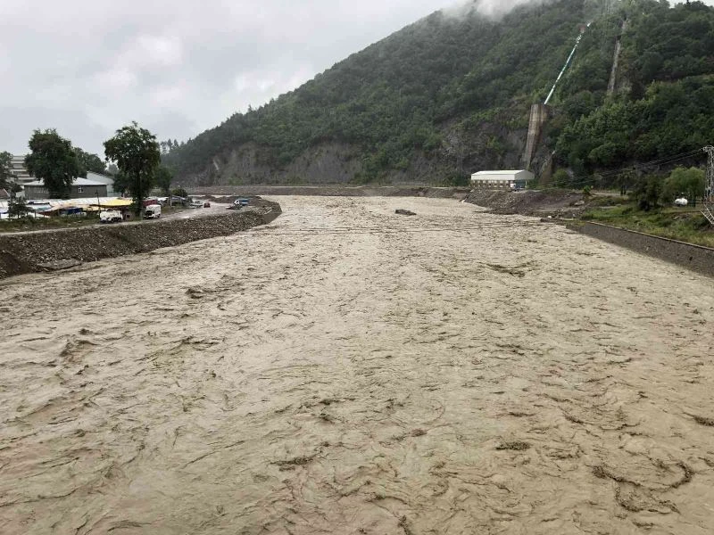 Ayancık’ta dere yatağı seviyesi kritik seviyelere yükseldi
