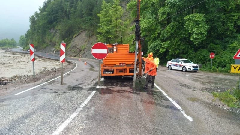Ayancık-Türkeli güzergahı trafiğe kapatıldı
