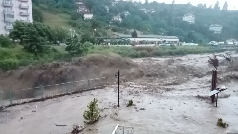 Derelerin taşma riskine karşı iş yerlerinin açılmaması ve alt katta oturanların üst katları çıkması istendi
