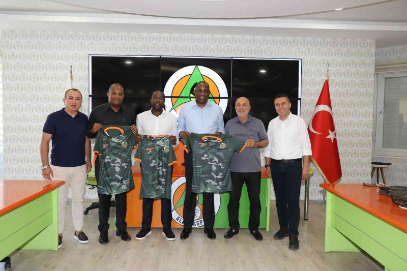 Dominika Başbakanı Skerrit’e Alanyaspor forması
