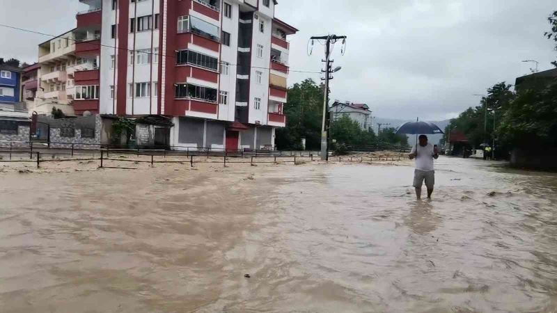 Gökçebey’de dere taştı, yollar su altında kaldı
