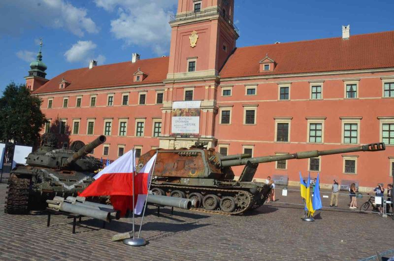 Ukrayna’nın etkisiz hale getirdiği Rus tankı ve obüsü Polonya’da sergilendi
