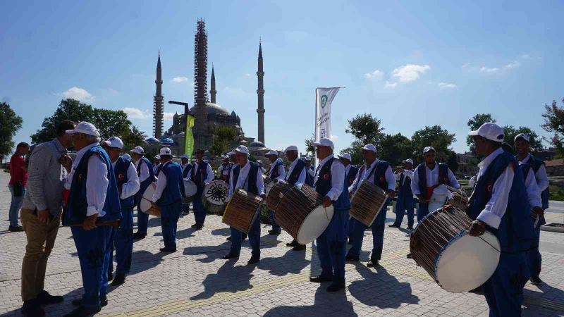 Davullu-zurnalı davete turistlerden yoğun ilgi
