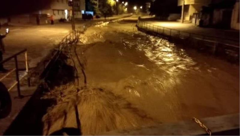 Zonguldak’ın Gökçebey ilçesinde taşan dereler sebebiyle sel nöbeti tutuluyor
