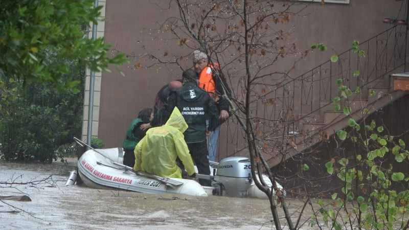 Selde mahsur kalan vatandaşlar botlarla tahliye ediliyor
