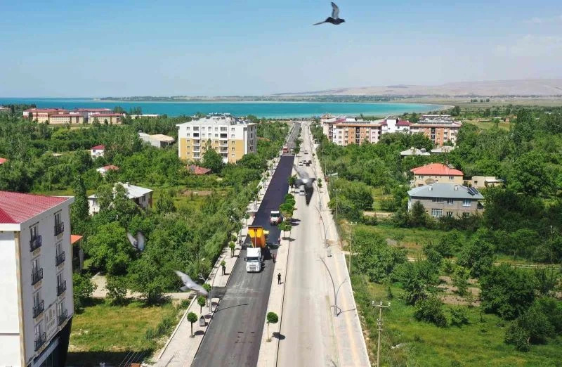 Van Büyükşehir Belediyesi, Gevaş Atatürk Caddesi’ni asfaltlıyor
