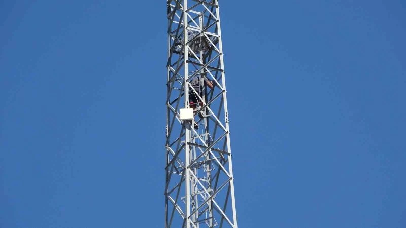 Antalya’da baz istasyonuna çıkan şahıs 30 saat sonra gazlı içecek ile ikna edildi
