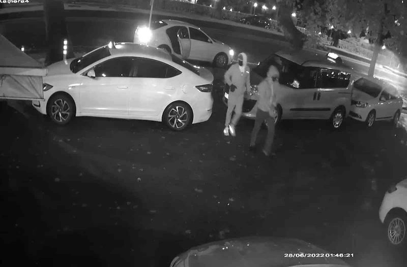 Maskeli saldırganlar 2 kişiyi yaralayıp böyle kaçtı
