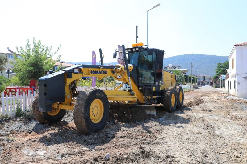 Akbük’te yol yapım ve parke taşı çalışmaları sürüyor
