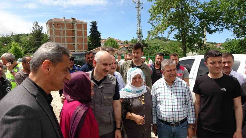 Bakan Karaismailoğlu’nun önüne çıkan kadın, yaşadıkları su ve yol sorunlarını anlattı
