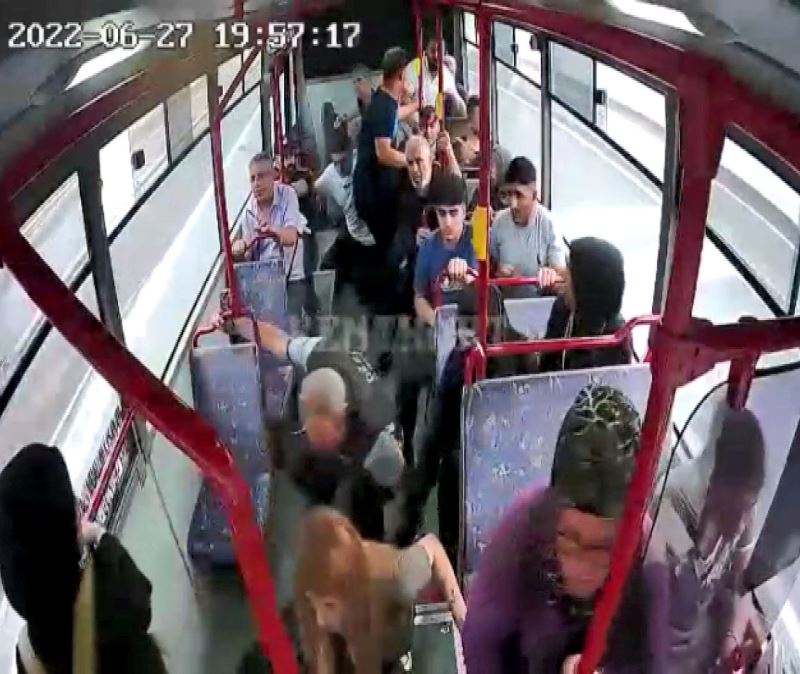 Otomobille çarpışan otobüsteki yolcuların panik anları kamerada
