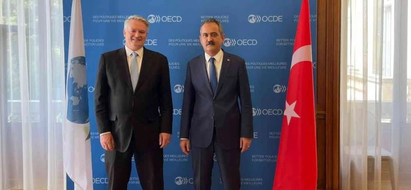 Bakan Özer, “Eğitimin Dönüştürülmesi Ön Zirvesi’ne” katılmak üzere Paris’te
