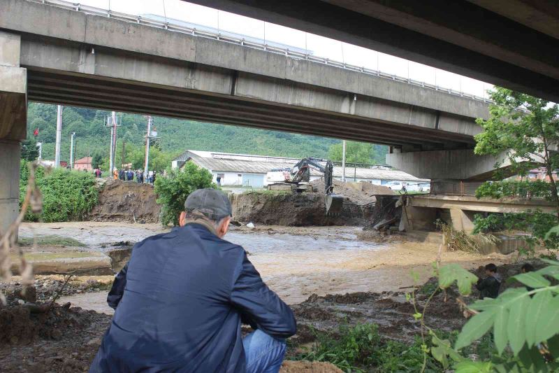 Sel sularına kapılan iş makinesi operatörünü bulmak için çalışma başlatıldı
