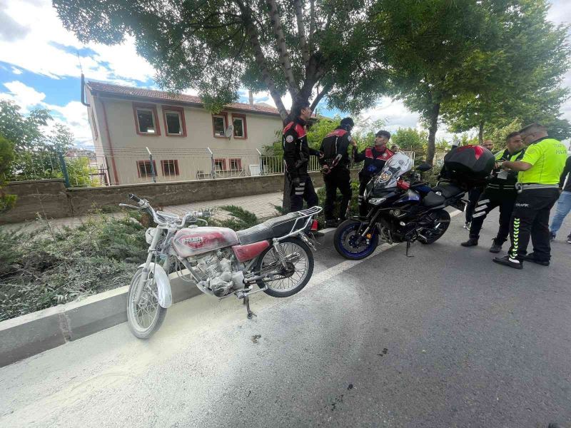 Polise yakalanan ehliyetsiz sürücü motosikletini yakmaya çalıştı
