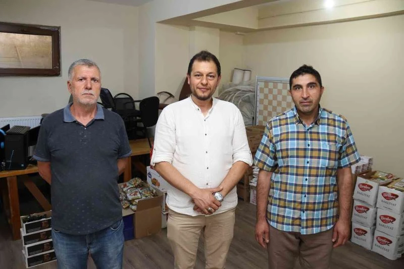 Hayırsever muhtar her ay yaklaşık 100 aileye yardımda bulunuyor
