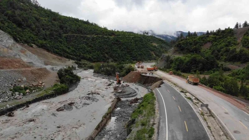 Çay yatağında çoğalan su kara yolunu çökertti
