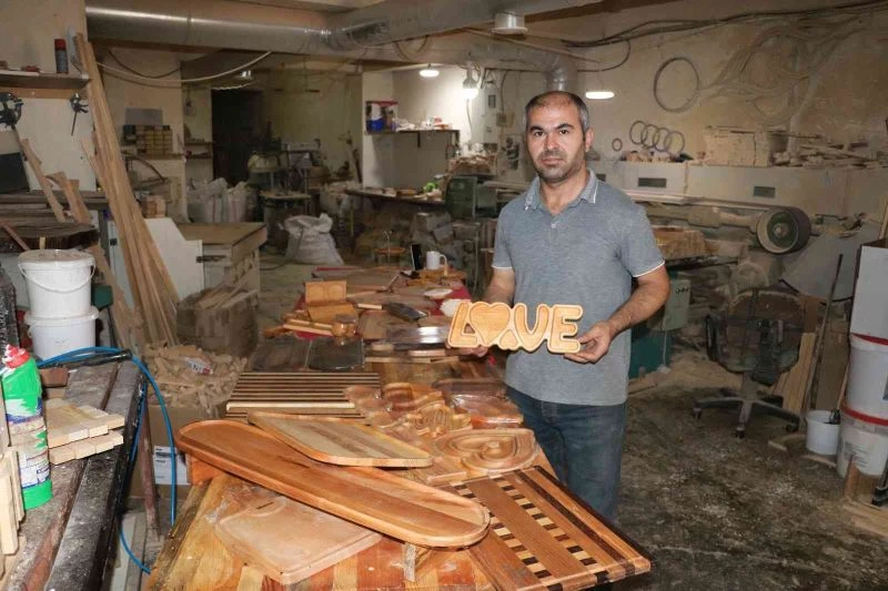 Ahşabı tutkuyla işliyor
