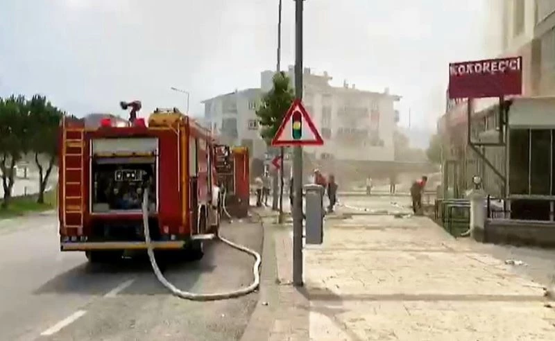 Alevlere teslim olan kokoreç dükkanı küle döndü
