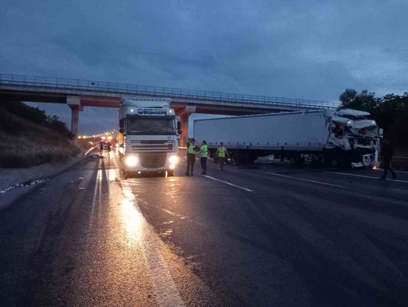 Seyir halindeki 2 TIR’ın karıştığı kazada faciadan dönüldü
