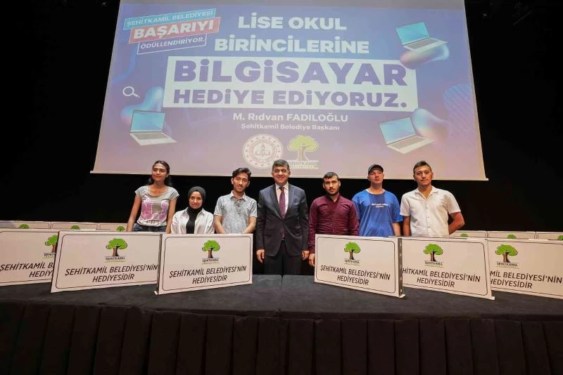Şehitkamil’deki lise öğrencilerine dizüstü bilgisayar ödülü
