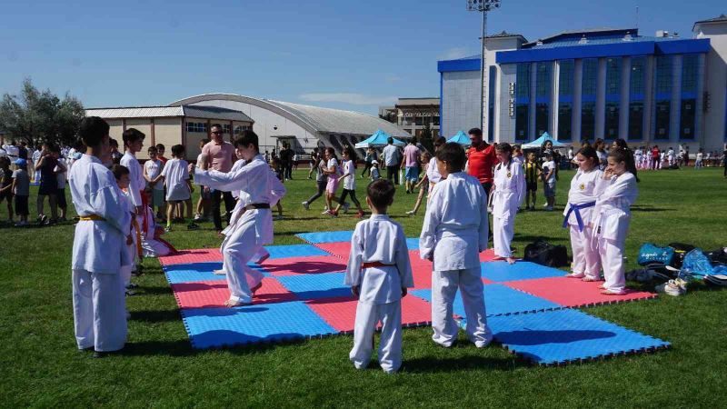 Cumhurbaşkanı Erdoğan’ın müjdesini verdiği yaz spor okulları törenle başladı
