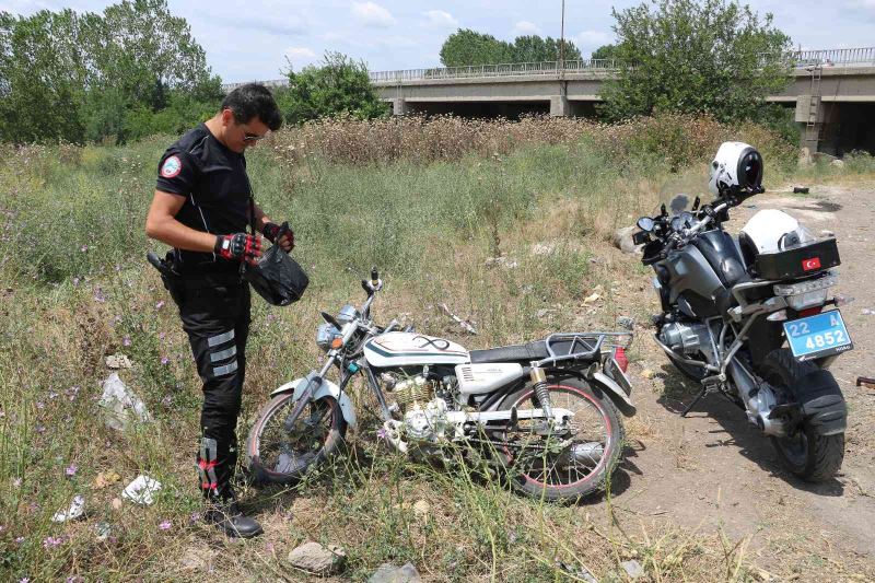 Polislerden kaçarken üzerindeki uyuşturucuyu attı
