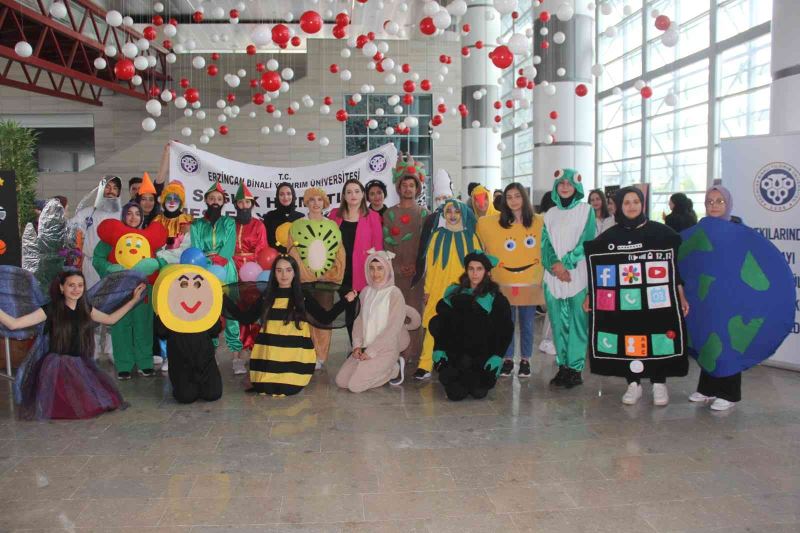 Üniversite öğrencilerinin sergisi kostümlü baloları aratmadı
